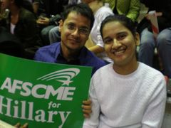 V Pensylvánii je malá, ale politicky aktivní asijská komunita. Vikas a Karuna podporují Hillary.