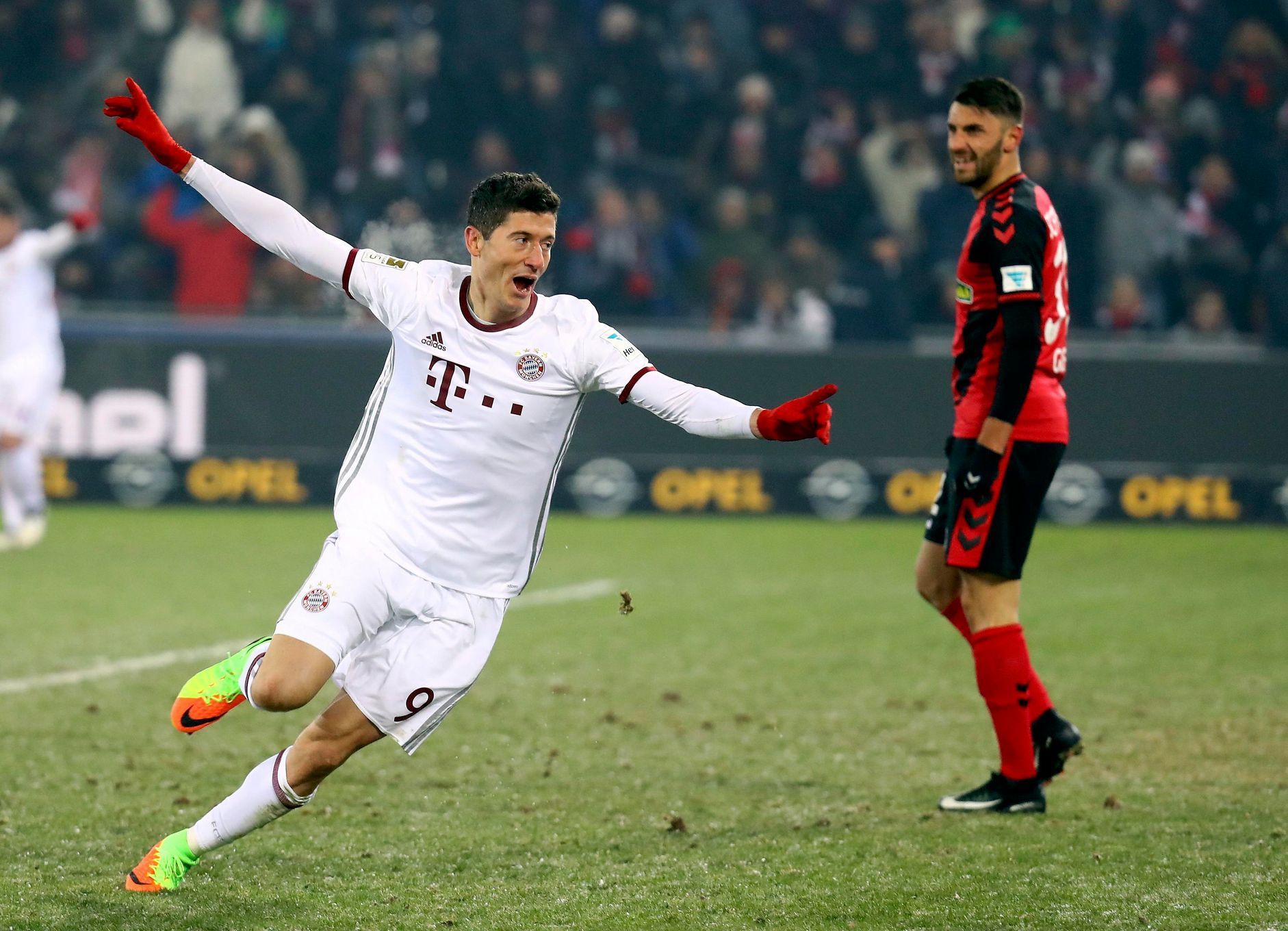 Robert Lewandowski se raduje z gólu Bayernu proti Freiburgu