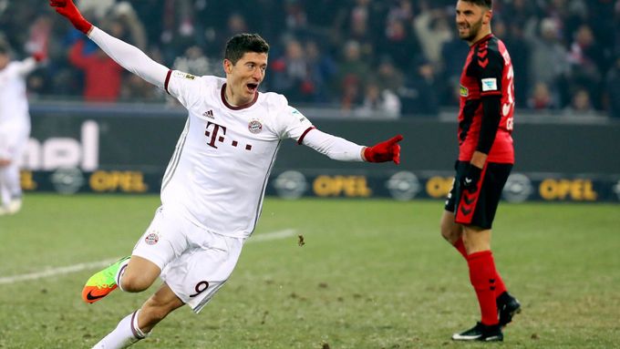 Robert Lewandowski se raduje z gólu Bayernu proti Freiburgu