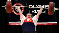 Nejtěžší žena: Americká vzpěračka Holley Mangoldová váží ve svých 22 letech 154 kg. Přesto by s přehledem dokázala uzvednout sebe samu. Její osobní rekord je totiž 255 kg. Mangoldová měla velmi pestrý život a stanice MTV o ní natočila dokument s názvem "Já jsem velká holka".