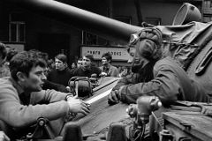 Editorial: Po postavách z fotek Josefa Koudelky ze srpna 1968 pátráme v Česku i v Rusku. Pomozte nám