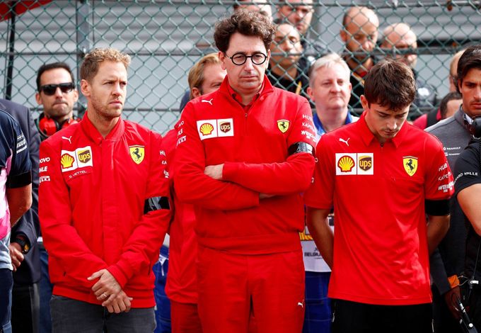 F1, VC Belgie 2019: Sebastian Vettel, šéf týmu Ferrari Mattia Binotto a Charles Leclerc při minutě ticha za zesnulého pilota F2 Anthoinea Huberta.