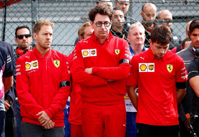 F1, VC Belgie 2019: Sebastian Vettel, šéf týmu Ferrari Mattia Binotto a Charles Leclerc při minutě ticha za zesnulého pilota F2 Anthoinea Huberta.