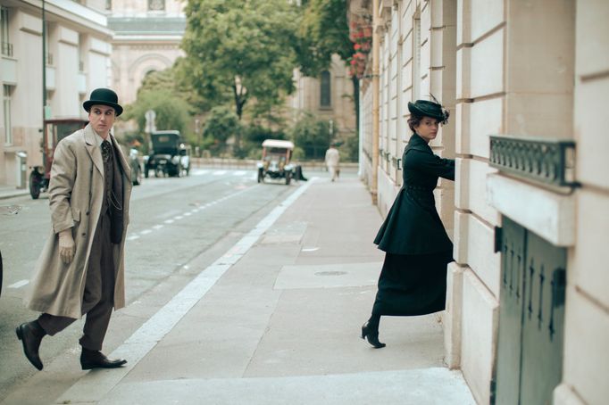 Lars Eidinger jako Gottfried a Alicia Vikanderová v roli Miry Harbergové.