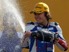 Karel Abraham se raduje z vítězství na VC Valencie Moto2 2010