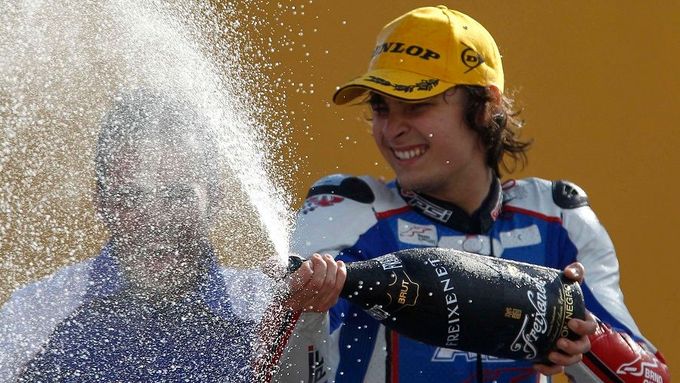 Karel Abraham se raduje z vítězství na VC Valencie Moto2 2010