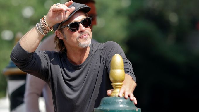 Brad Pitt připlul do Benátek. Čeká ho světová premiéra sci-fi thrilleru Ad Astra