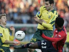 Fotbalista Lille Abdul kader Keita v souboji s Loic Guillonem (uprostřed) z Nantes.