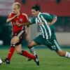 David Jarolím (Hamburk) si zkusil rychlostní souboj s Branko Boskovičem v utkání s Rapidem Vídeň.
