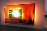 Philips 901F OLED TV: OLED televizory mají fantastický obraz a nabízí je stále více výrobců včetně méně známých značek, jako je Changhong (s továrnou v Česku) nebo Vestel. Nejzajímavější televizi celého veletrhu ale představil Philips, který k OLED panelu s fantastickým kontrastem a barvami přidal svoji patentovanou technologii Ambilight, která kolem obrazovky promítá světlo odpovídající barvám na obrazovce. Cena televize s úhlopříčkou 55“ s Ultra HD rozlišením a podporou technologií HDR je v přepočtu 95 tisíc korun.