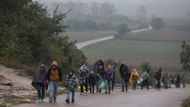 Neustávající déšť, chladno a bláto - v takových podmínkách cestují pěšky celé rodiny.