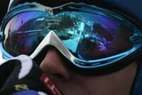 Finský skokan na lyžích Janne Ahonen nervózně sleduje průběh závodu v Innsbrucku.