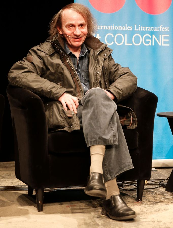 Michel Houellebecq roku 2015 při čtení v německém Kolíně nad Rýnem.