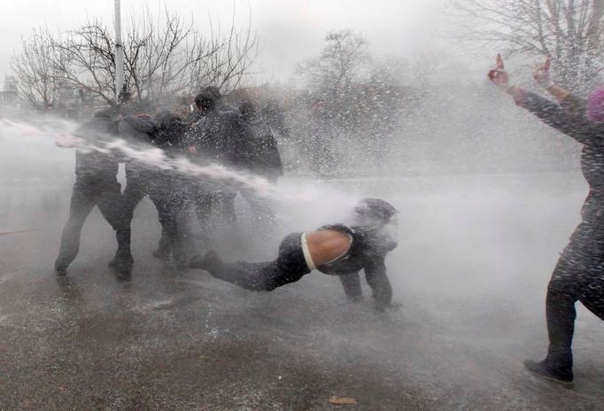 Policie musela použít vodní děla, aby rozehnala demonstrující dav studentů na Technické univerzitě v Ankaře. Policie demonstrantům zabránila, aby pokračovali k sídlu vládní Strany spravedlnosti a rozvoje.