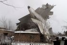 Havárie letadla, které narazilo do domů v Kyrgyzstánu, má už 38 obětí. Našly se obě černé skříňky
