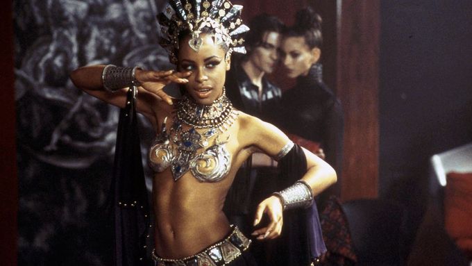 Zpěvačka Aaliyah naposledy hrála roku 2002 v hororu Královna prokletých.