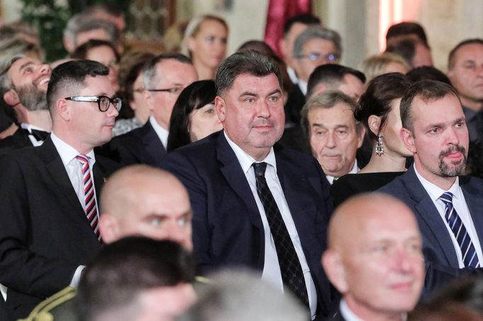 Jiří Ovčáček a Martin Nejedlý. Fotografie z příprav na zahájení ceremoniálu udílení státních vyznamenání prezidentem ČR Milošem Zemanem na Pražském Hradě. 28. 10. 2019.