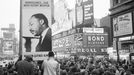 Dav lidí se shromažďuje na Times Square v New Yorku 4. dubna 1969, aby rok po zavraždění Dr. Martina Luthera Kinga uctil jeho památku.