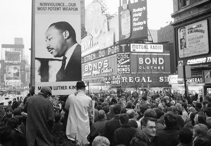 Dav lidí se shromažďuje na Times Square v New Yorku 4. dubna 1969, aby rok po zavraždění Dr. Martina Luthera Kinga uctil jeho památku.