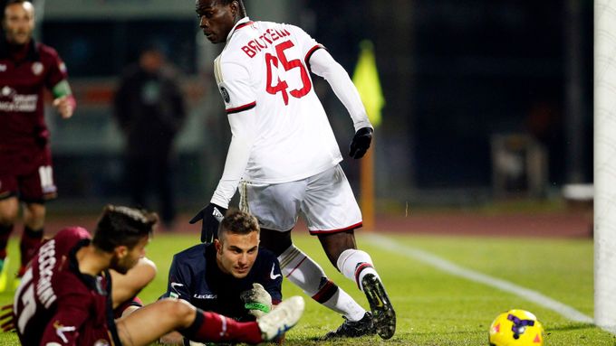 Mario Balotelli z AC Milán střílí gól Livornu.