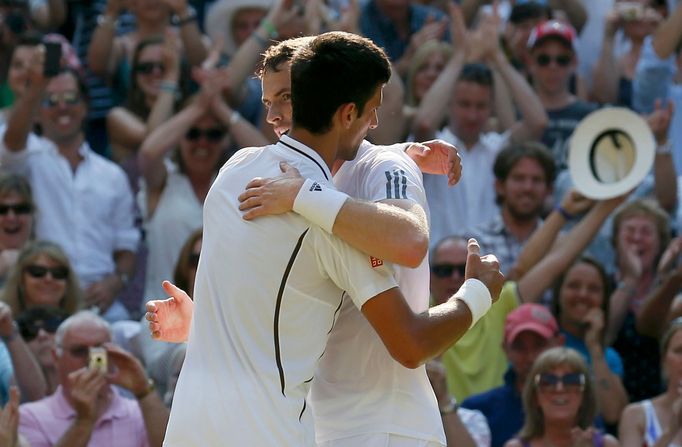 Andy Murray a Novak Djokovič ve finále Wimbledonu 2013