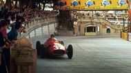 První závod se v Monaku jel už v roce 1929. Po ojedinělé Velké ceně roku 1952 se formule 1 v Monte Carlu natrvalo usídlila od roku 1955. Juna Manuel Fangio projíždí po trati, která zůstala nezměněna až do roku 1972.