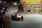 První závod se v Monaku jel už v roce 1929. Po ojedinělé Velké ceně roku 1952 se formule 1 v Monte Carlu natrvalo usídlila od roku 1955. Juna Manuel Fangio projíždí po trati, která zůstala nezměněna až do roku 1972.