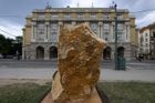U památníku obětí střelby na filozofické fakultě přibyla deska se jmény obětí