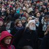 Střelba na Filozofické fakultě UK - pieta - obejmutí školy, zpěv, zármutek, studenti