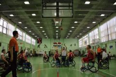 Na gumové podlaze se basketbalisté na vozíku nadřeli. V Budapešti se uskutečnilo české derby