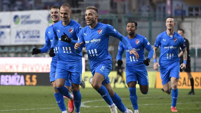 Nemanja Kuzmanovič slaví se spoluhráči z Baníku Ostrava.