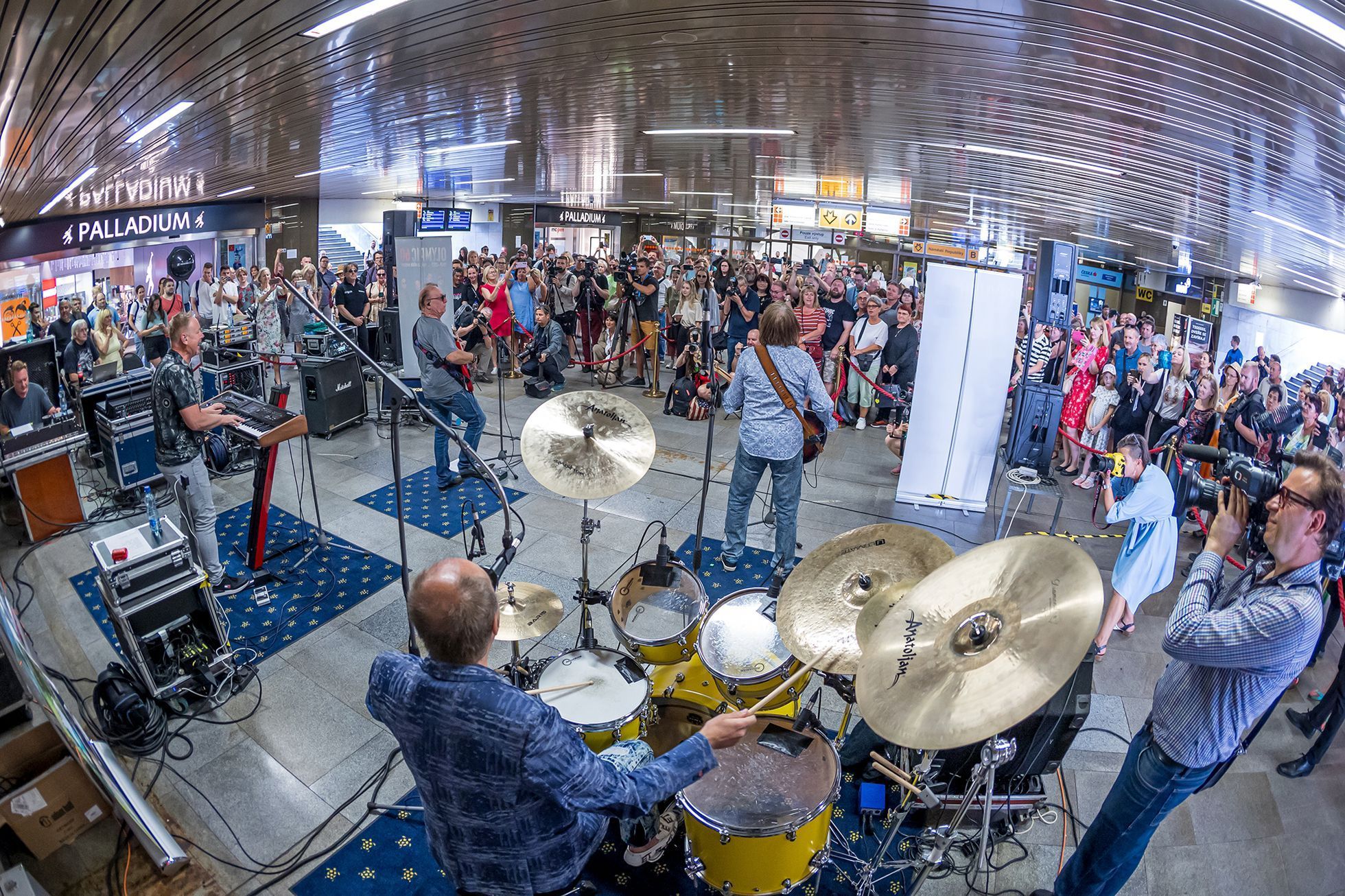 Vystoupení skupiny Olympic v pražském metru, čtvrtek 29. června 2023.