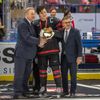 Hokejové MS juniorů 2020 v Ostravě, finále Kanada - Rusko: Vladislav Treťjak (vlevo) a René Fasel (vpravo) předávají pohár Barrettu Haytonovi