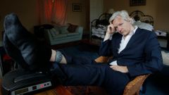 Julian Assange v roce 2011 ukazuje, že má monitorovací náramek na noze.