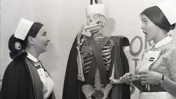 "Ještě dýchá?" Ilustrační snímek z propagační kampaně na podporu sestřiček, Velká Británie, 60. léta.