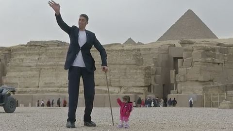 Nejvyšší muž s nejmenší ženou před pyramidou. Egypt chtěl podpořit turismus