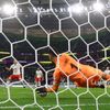 Robert Lewandowski neproměňuje penaltu v osmifinále MS 2022 Francie - Polsko, kterou mu chytil Hugo Lloris.