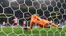 Robert Lewandowski neproměňuje penaltu v osmifinále MS 2022 Francie - Polsko, kterou mu chytil Hugo Lloris.