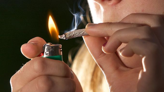 Mladší jedinci mohou nahrazovat marihuanou konzumaci alkoholu.