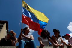 O neoficiální referendum ve Venezuele je velký zájem. Při střelbě v Caracasu zahynul jeden člověk