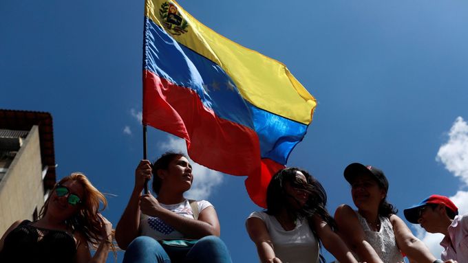Příznivci venezuelské opozice během neoficiálního referenda v metropoli Caracasu.