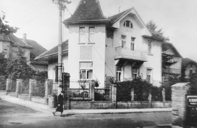 Vila v Mrštíkově ulici č. p. 21 v Praze 10, kde Mikolášek nalezl poslední útočiště. Fotografie byla pořízena přibližně okolo roku 1970.