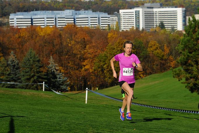 Eva Nývltová - Vrabcová. Běh STRC Motolské jamky 2015 na golfovém hřišti v Motole.