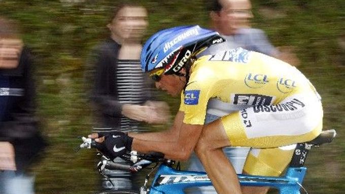 Španělský cyklista Alberto Contador na trati časovky, ve které si zřejmě zajistil triumf na Tour de France.