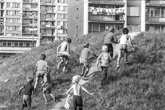 Jedinečné retro. Fotografie Jaromíra Čejky ukazují dávný život na sídlišti v Praze