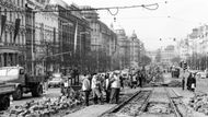 Likvidace tramvajové trati na Václavském náměstí, rok 1982.