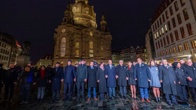 Tisíce občanů večer utvořily několikakilometrový lidský řetěz kolem historického centra saské metropole. Zapojil se i prezident Steinmeier či princ Edward.