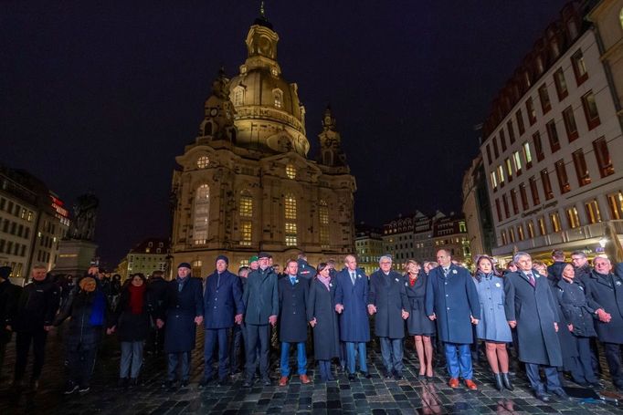 Tisíce občanů večer utvořily několikakilometrový lidský řetěz kolem historického centra saské metropole. Zapojil se i prezident Steinmeier či princ Edward.