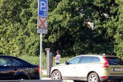 Parkovací zóny na Praze 5 a 6 platí jen tam, kde jsou stržené přelepy značek. Strhává se do neděle
