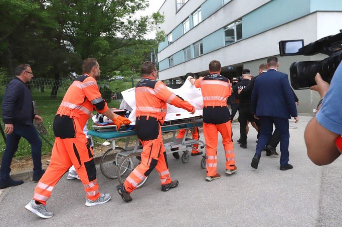 Zdravotníci převážejí postřeleného předsedu vlády Roberta Fica z helikoptéry do nemocnice v Banské Bystrici.